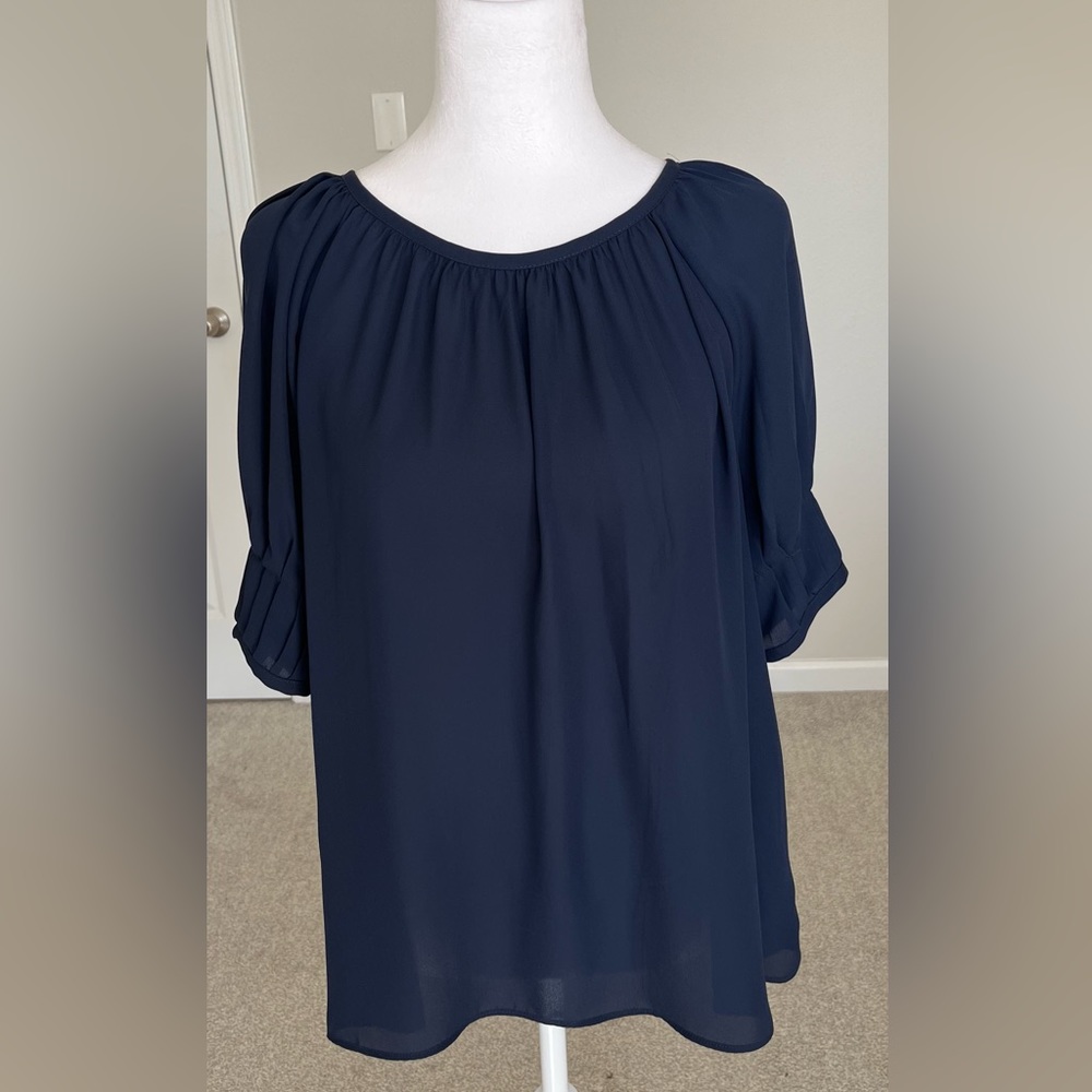 NWOT Gibson Latimer Womans Navy Top Size Medium.